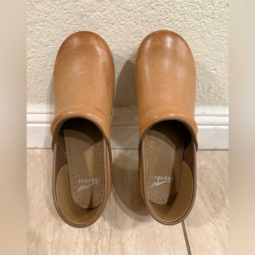 Dansko Professional Honey Distressed Tan Leather Clogs - 40 - Picture 3 of 8